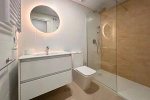 un bagno con un water, un lavandino e uno specchio di Casa Emerald 2 by Rental Hero a Torre-Pacheco Altre 29 foto