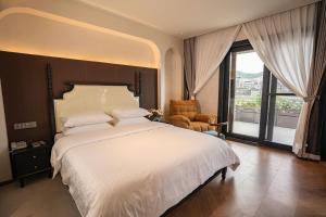 Candy Homestay Zhangjiajie Complimentary Airport & Train Station Pickup客房内的一张或多张床位