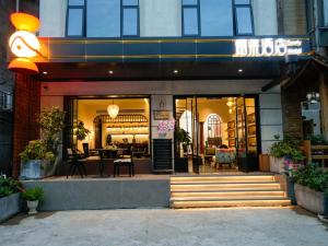 Candy Homestay Zhangjiajie Complimentary Airport & Train Station Pickup的门面或入口