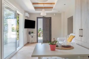 TV a/nebo společenská místnost v ubytování Ionian Home