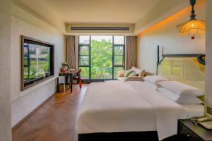 张家界Candy Homestay Zhangjiajie Complimentary Airport & Train Station Pickup的窗户客房内的一张大白色床