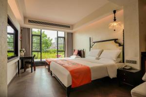 Candy Homestay Zhangjiajie Complimentary Airport & Train Station Pickup客房内的一张或多张床位