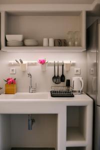 A kitchen or kitchenette at Theis Seafront Retreat - Loutra Seaview Bliss