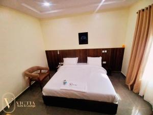 Postel nebo postele na pokoji v ubytování Victia Suite and Lounge