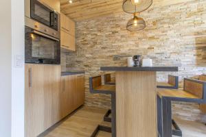 Η κουζίνα ή μικρή κουζίνα στο Chalet l'Attrape Cœur - Megève +4 φωτογραφίες