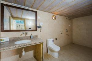 une salle de bain avec toilettes, lavabo et miroir dans l'établissement Samluxurydesertcamp, à Sām 13 autres photos