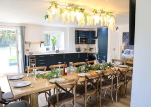 una sala da pranzo con un grande tavolo in legno e sedie di Bramley Suite - The Apple Barn a Pettistree