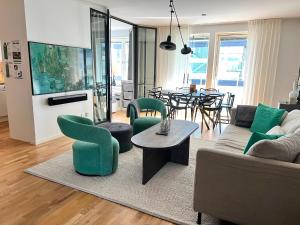 Posezení v ubytování Newly produced and bright apartment close to metro