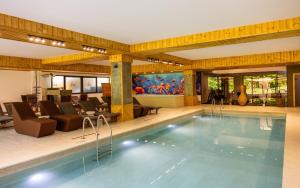 a swimming pool in a hotel with a living room at Park Hotel Ela in Borovets