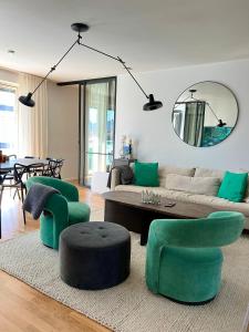 Posezení v ubytování Newly produced and bright apartment close to metro