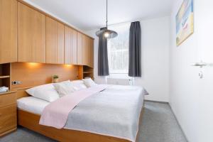 een slaapkamer met een groot bed met een houten hoofdeinde bij Dampfer 1 Westwind in Laboe