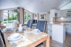 Η κουζίνα ή μικρή κουζίνα στο 5 Manor Lodge - 2 Bedroom Lodge - Pendine