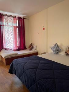 Postel nebo postele na pokoji v ubytování Joeys Hostel Manali + 26 fotografií