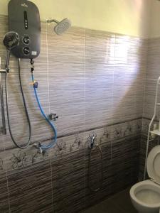 eine Dusche im Bad mit WC in der Unterkunft Village Homestay Kuala Besut near Perhentian Island Jetty in Kampong Baru