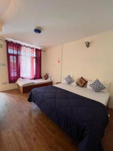 Rúm í herbergi á Joeys Hostel Manali