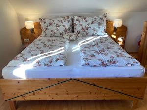 Postel nebo postele na pokoji v ubytování Landhaus Bender Ferienwohnung mit Terrasse und Garten