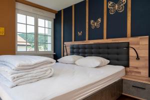 a bedroom with a bed with two pillows on it at L'Aubépine au bord du lac vue directe sur le lac ,Borne E à 20m in Gérardmer