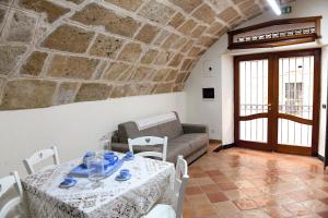a living room with a table and a couch at HABITATIO MALLORCa in Alghero