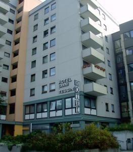 un edificio con una señal delante de él en Business & Budget Hotel Tessin en Múnich