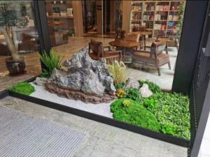 Aed väljaspool majutusasutust 唯庭世纪酒店上海静安火车站店