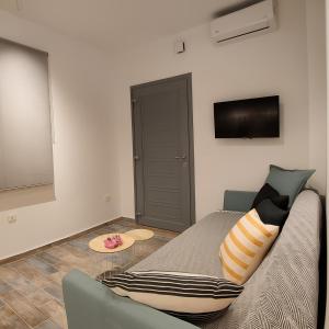 A television and/or entertainment centre at Theis Seafront Retreat - Loutra Seaview Bliss Még 11 kép
