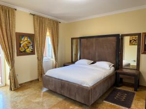 Postel nebo postele na pokoji v ubytování Apartments Villa BV + 37 fotografií