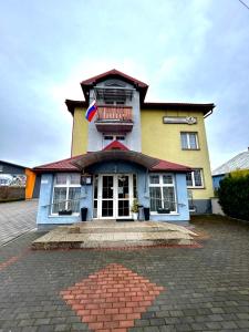 The building in which a vendégházakat is located