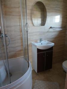 een badkamer met wastafel, douche en toilet bij Vila cu Flori in Eforie Sud +15 foto's