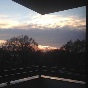 Η ανατολή ή δύση του ηλίου όπως φαίνεται από αυτό το διαμέρισμα ή από εκεί κοντά +11 φωτογραφίες