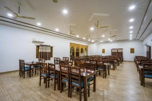 une salle de banquet vide avec des tables et des chaises dans l'établissement Samluxurydesertcamp, à Sām