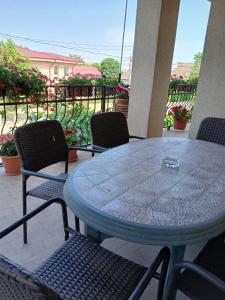 een blauwe tafel en stoelen op een patio bij Vila cu Flori in Eforie Sud