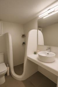 A bathroom at Theis Seafront Retreat - Loutra Seaview Bliss