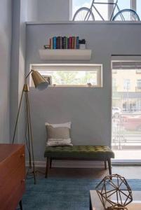 Istumisnurk majutusasutuses CozySuites TWO Stylish Apts, Monument Circle, Indy