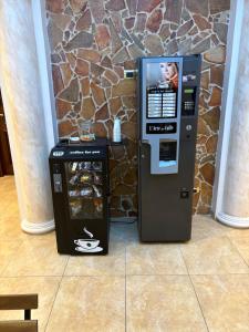 Una máquina expendedora está al lado de una mesa con bebidas. en Wanderlust maison de voyage, en Catania