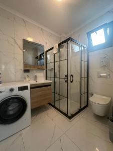 Koupelna v ubytování 300m to Beach 2 Bedroom Garden Floor Flat with Pool A1 - Yeni Dünya Bodrum + 27 fotografií