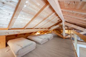 a room with two beds in a attic at Gite La Quintessence in Nonglard