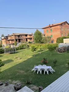 Madonna dell'ancora في ساسوولو: مجموعة من الطاولات في ساحة بها مبنى