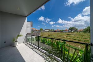 Balkón nebo terasa v ubytování Chiama Sun - Berawa Best-Kept Secret - Luxury 4BR Villa with Pool, BBQ - Fast Wi-Fi