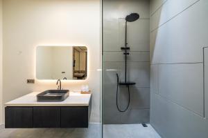 Koupelna v ubytování Chiama Sun - Berawa Best-Kept Secret - Luxury 4BR Villa with Pool, BBQ - Fast Wi-Fi + 9 fotografií