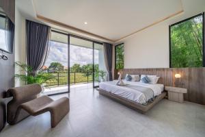 Postel nebo postele na pokoji v ubytování Chiama Sun - Berawa Best-Kept Secret - Luxury 4BR Villa with Pool, BBQ - Fast Wi-Fi