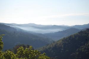 Pemandangan gunung umum atau pemandangan gunung yang diambil dari penginapan & sarapan
