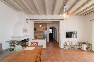 Телевизор и/или развлекательный центр в Porto Bello Tinos