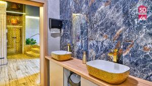 un bagno con due lavandini su un bancone di Apartament SPA 2 USTRONNIE Residence - 5D Apartments a Ustronie Morskie Altre 25 foto