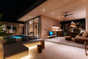 Ruang duduk di Villa Menorca Stylish Luxury 1BR Villa w Pool