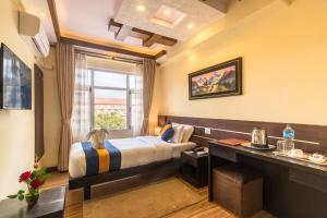 una camera d'albergo con un letto e una finestra di Devo Boutique Hotel a Kathmandu