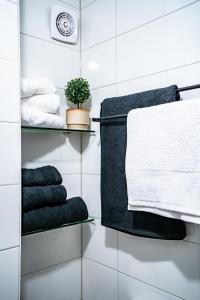 a bathroom with towels hanging on a wall at 1 BR Apartment - ZENTRAL - BUSINESS - WIFI - KÜCHE - NETFLIX - PARKHAUS in Wiesbaden +10 photos