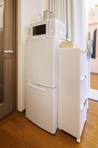 札幌市にあるLC501 Within walking distance of Odori Parkの電子レンジが上に付いた白い冷蔵庫
