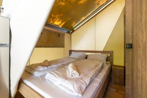 een klein bed in een kamer met: bij Istra Sunny Tent in Lanterna Premium Camping Resort 4* in Poreč
