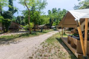 een tent op een onverharde weg met bomen en huizen bij Istra Sunny Tent in Lanterna Premium Camping Resort 4* in Poreč