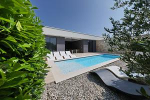 a swimming pool in the backyard of a house at Homes4you K1 in Kraj